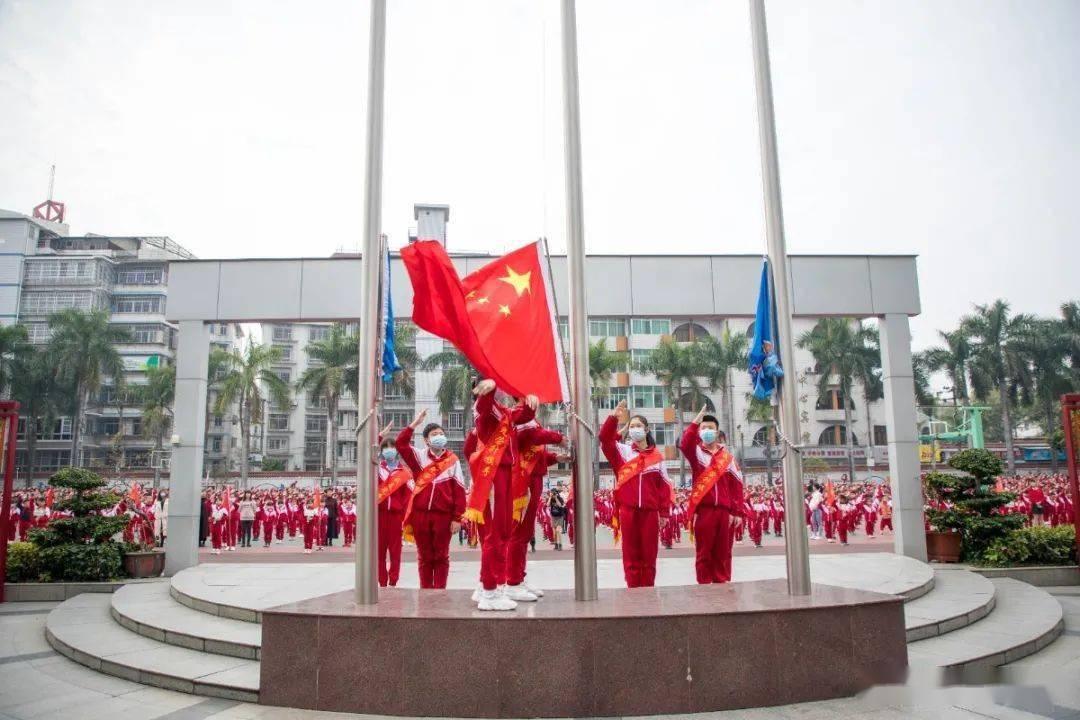 67岁的他等到了儿子回家,这张全家福迟到了28年